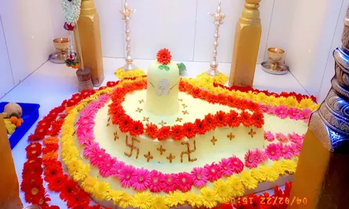 दक्षिण काशी कपिलेश्वर मंदिरात लोण्याची आरास