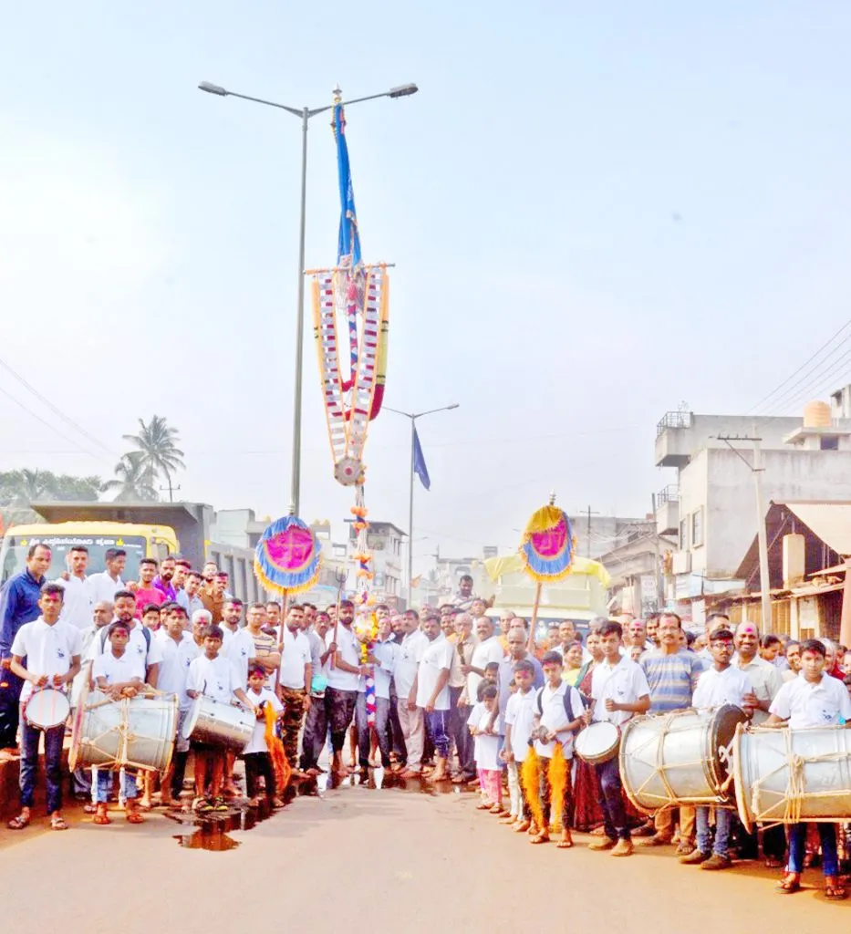 लाटुकर बंधूंची सासनकाठी जोतिबा डोंगराकडे रवाना