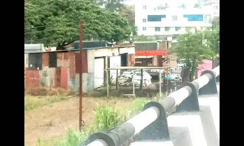 चोरून आणलेल्या वीट, साहित्यावर सुरू आहे बंगल्याचे बांधकाम