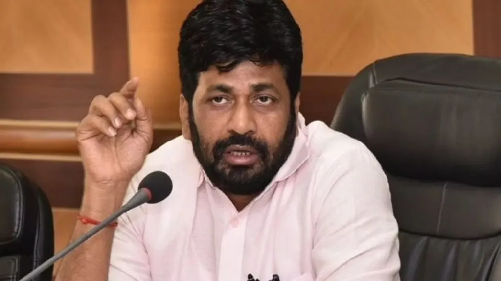 राज्यमंत्री बच्चू कडू यांच्यावर अपहाराचा गुन्हा