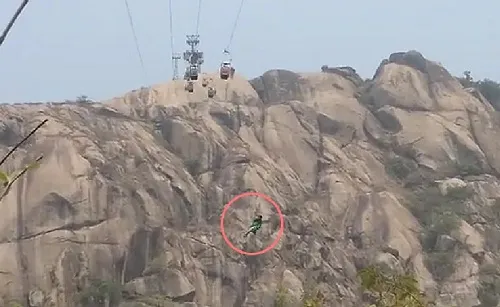 केबलवर लटकलेल्या महिलेचा ऑन कॅमेरा मृत्यू; झारखंडमधील दुर्घटना