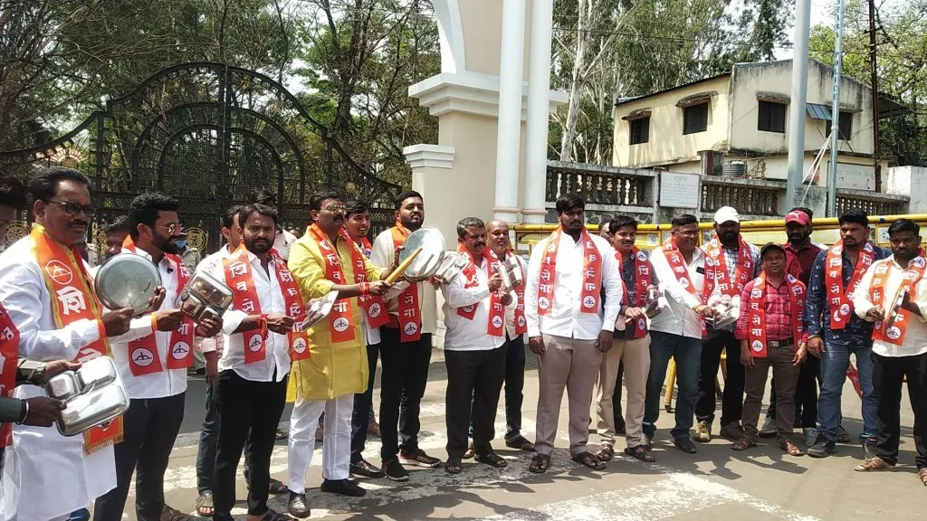 साताऱ्यात युवासेनेचे थाळीनाद आंदोलन