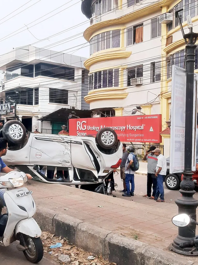 पर्वरीत रेंट अ कार उलटली कारचे मोठे नुकसान : दोघे जखमी