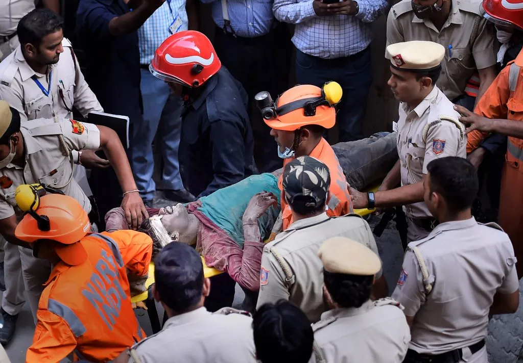 ढिगाऱयाखाली अडकलेल्या पाच मजुरांना जीवदान