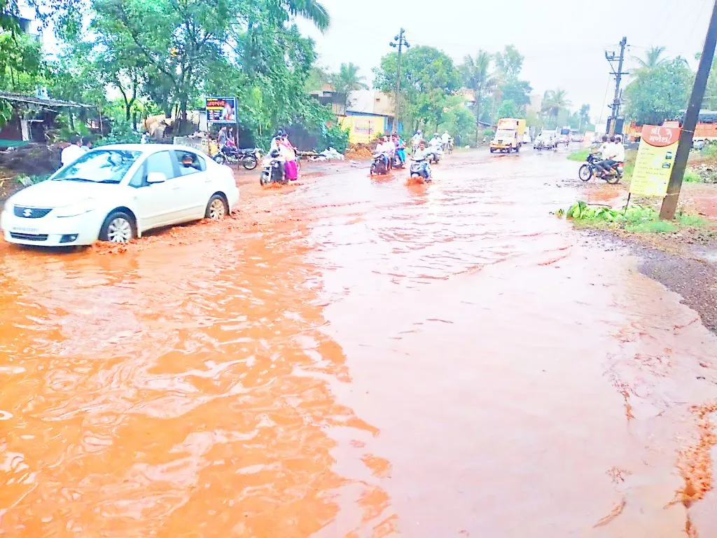 तुरमुरीत रस्त्यावर साचणाऱया पाण्याचे निवारण कधी करणार?