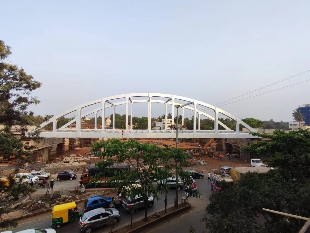 रेल्वे उड्डाणपुलावर गर्डर बसविण्याचे काम पूर्ण