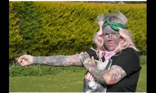 7 मुलांच्या आईच्या पूर्ण शरीरावर टॅटू