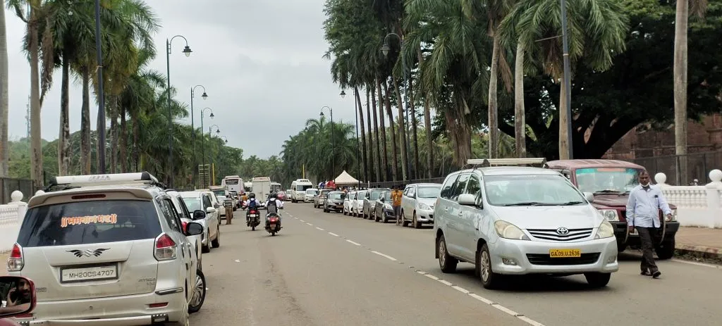 जुने गोवे चर्च परिसरात नो पार्किंगमध्ये वाहन पार्किंग