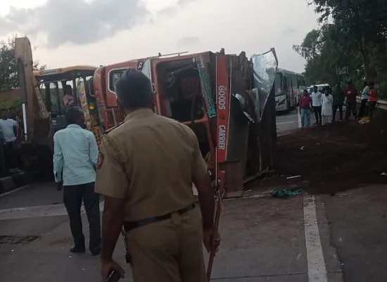 नेर्ले येथे वाळूचा ट्रक पलटी, चालक जखमी