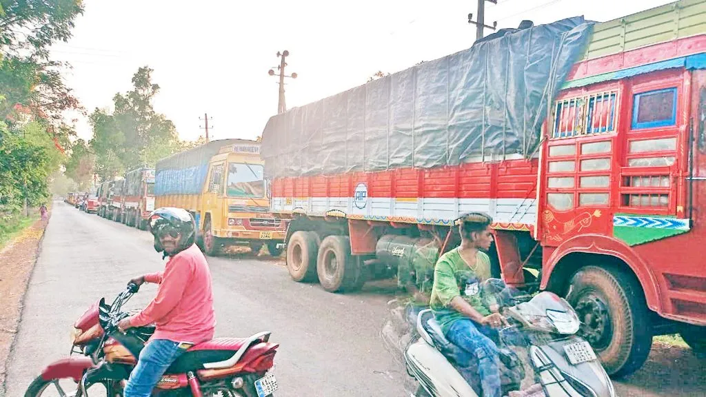 बेन्नाळी संपर्क रस्त्यावर वाहनांच्या रांगा