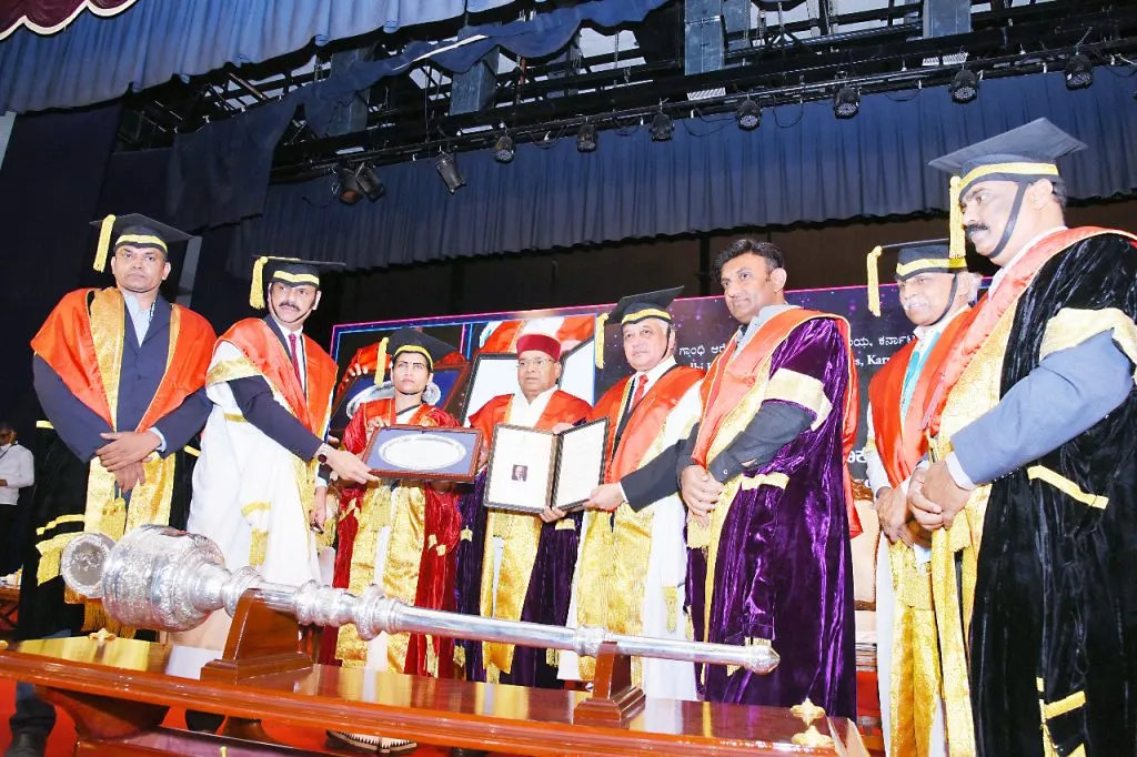 डॉ.राजन देशपांडे यांना डॉक्टरेट