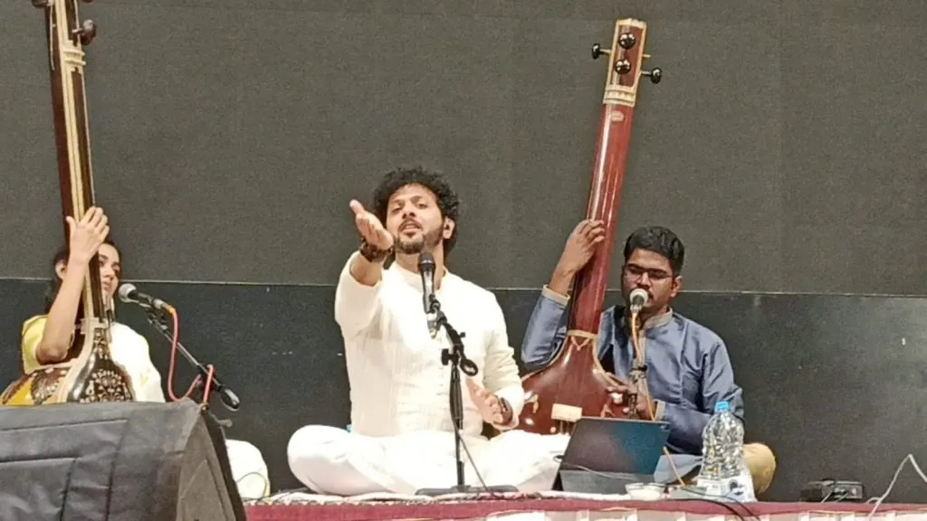 ‘महेश काळे’ यांच्या गायन मैफलीला रसिकांचा लक्षणीय प्रतिसाद