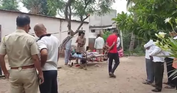 घराबाहेर झोपलेल्या तरुणाचा गळा चिरून खून