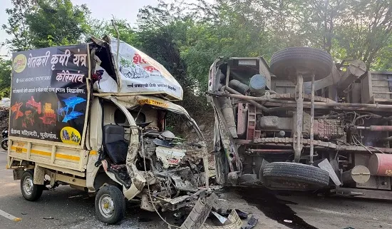 छोटा टेम्पो-बोअरवेल ट्रकच्या धडकेत ३ ठार