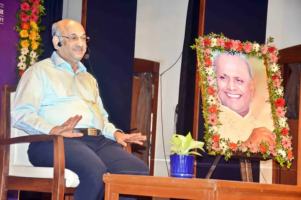 सुख दुसऱयाला देण्याने आपल्याला प्राप्त होते