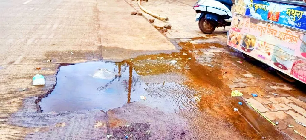 एसपीएम रोडवर जलवाहिनीला गळती