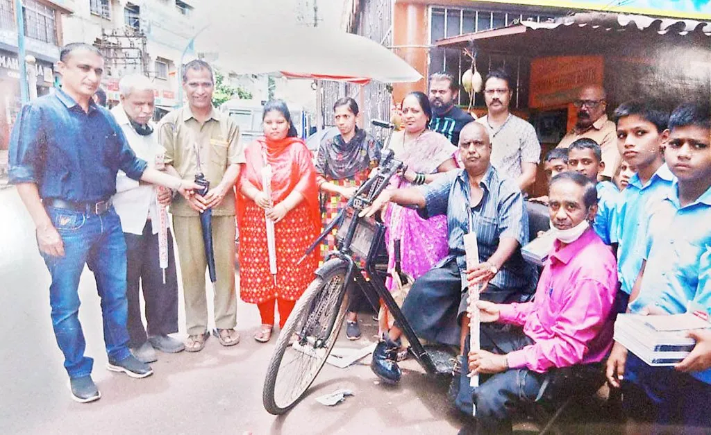 बबन भोबे मित्रमंडळातर्फे विद्यार्थ्यांना शालेय साहित्य