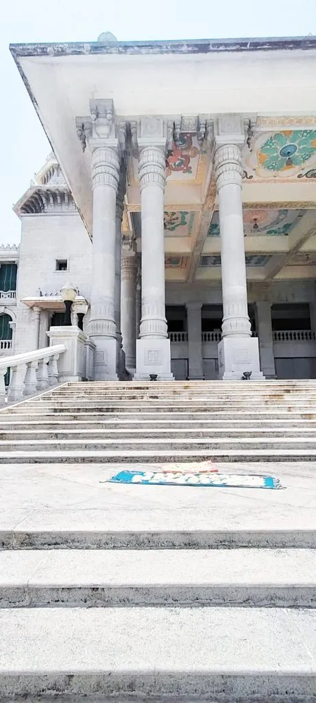 विधानसौधसमोर शेवया! कोटय़वधी निधी वाया?