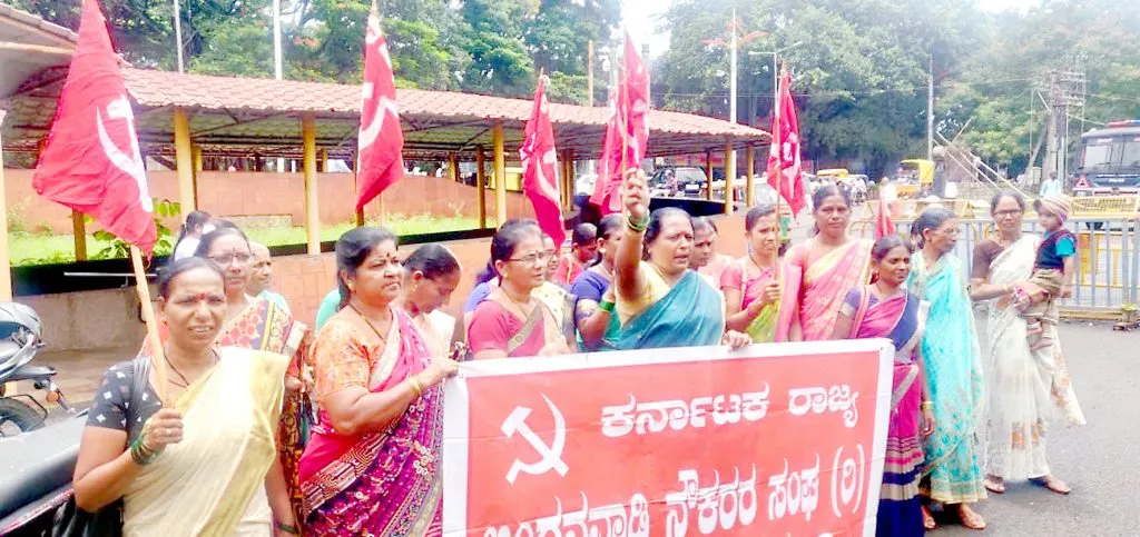 अंगणवाडी कर्मचाऱयांचे वेतन तातडीने द्या