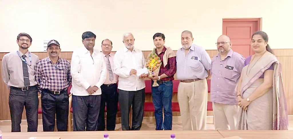 लोकमान्य सोसायटीकडून ध्वजस्तंभासाठी 75 हजार रुपयांचा निधी