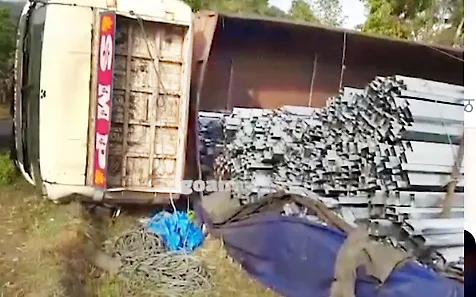 करमल घाटात मालवाहू ट्रक कलंडला