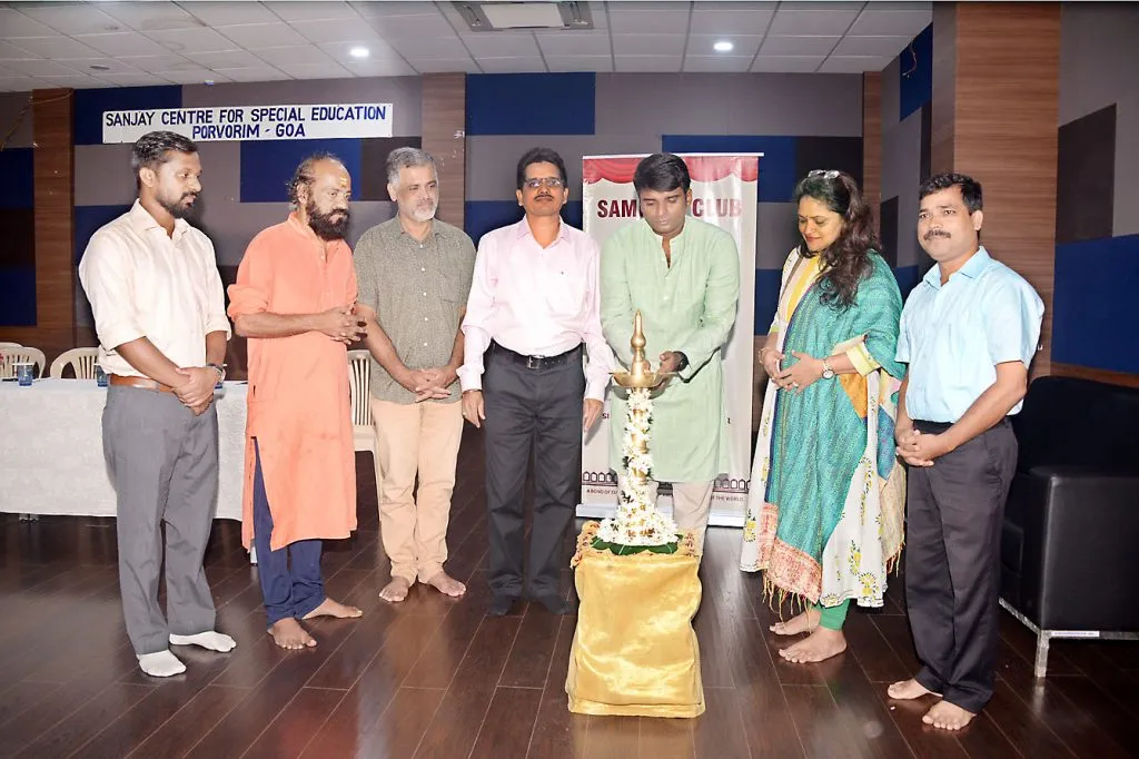 पर्वरी संजय स्कूलला योग मॅट्स