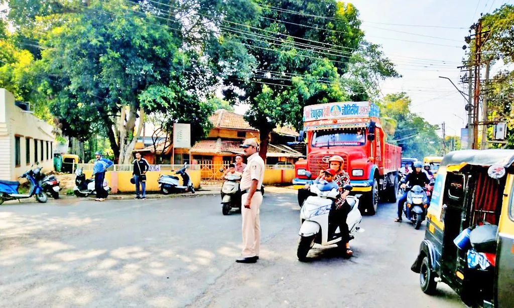 अखेर कॅम्प येथे रहदारी पोलीस तैनात