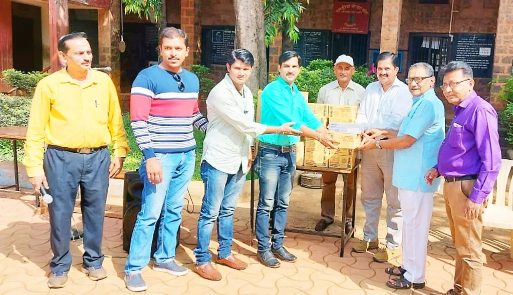 माजी विद्यार्थ्यांकडून साऊंड बॉक्सची ठळकवाडी हायस्कूलला भेट