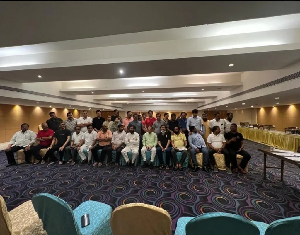 अन ‘त्या’ बंडखोर ३५ आमदारांचा फोटो समोर, मुख्यमंत्र्यांचं टेन्शन वाढलं