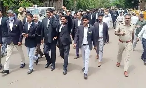 कंझ्युमर आयुक्त फोरमसाठी वकिलांचे आजही कामबंद आंदोलन