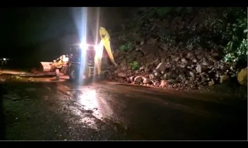 परशुराम घाटातील वाहतूक सुरू, धोका कायम