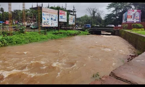 खेड, दापोलीत संततधार, रत्नागिरीत उघडीप!