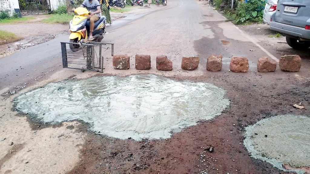 अखेर अमित शेटगावकर यांनी स्वखर्चाने खड्डा बुजवला