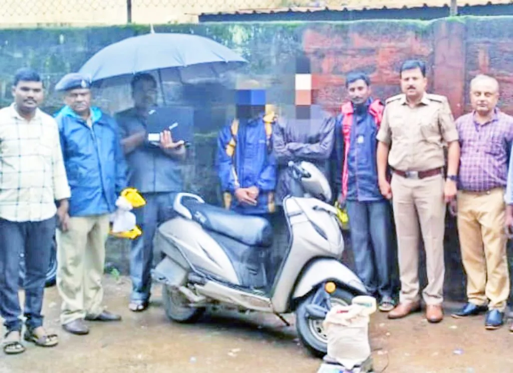 गांजा विकणाऱया दोघा जणांना अटक