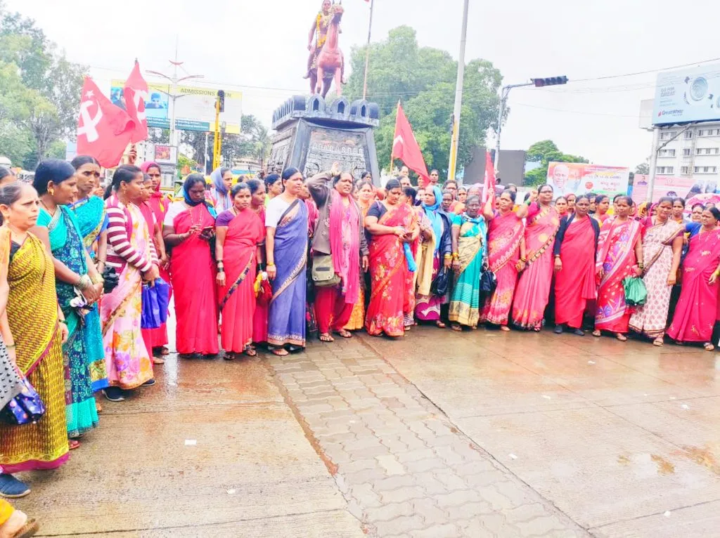 अंगणवाडी कर्मचारी महिलांचा मोर्चा