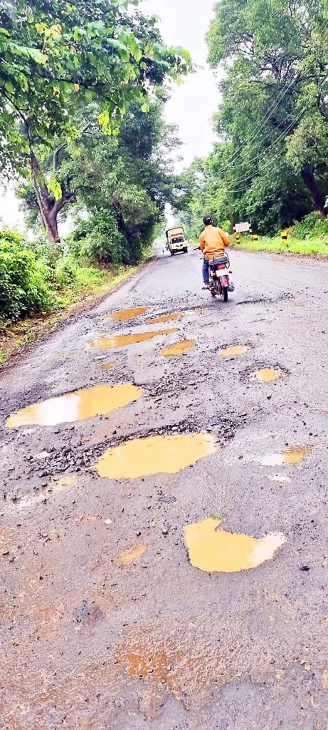 खड्डेमय रस्त्यांमुळे जीव गमावण्याची वेळ