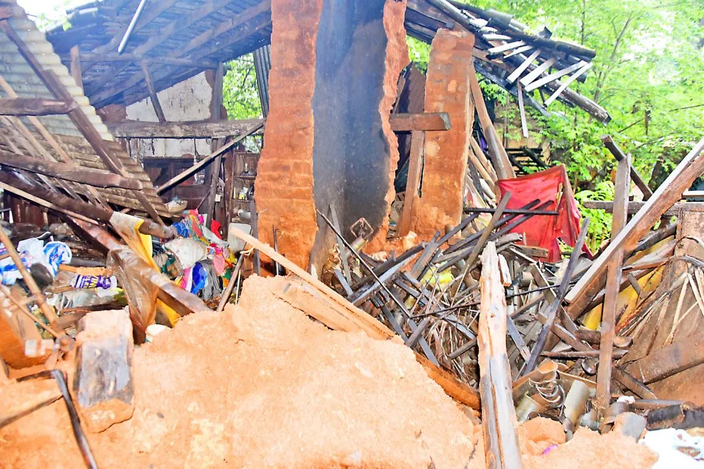 कॅम्प येथील घर कोसळलेल्या ‘त्या’ महिलांना निवारा केंद्राचा आधार