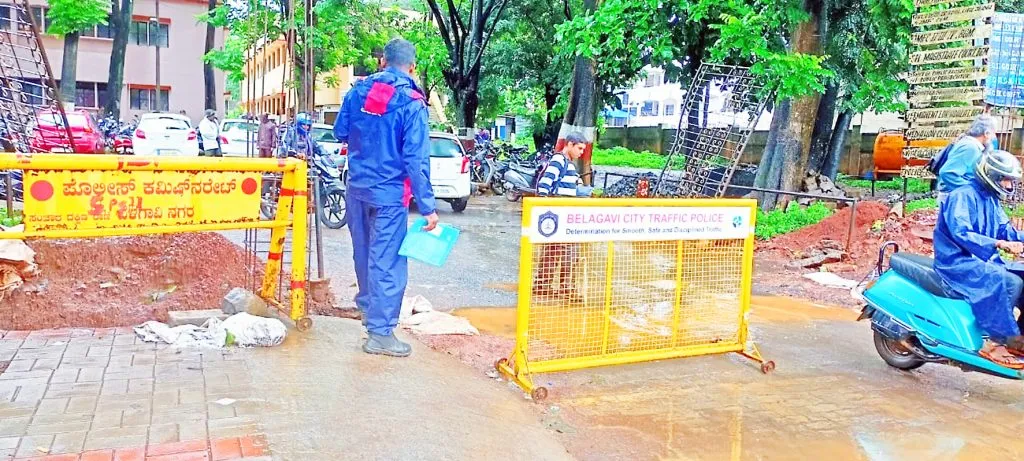 न्यायालय आवारात पार्किंगवर निर्बंध