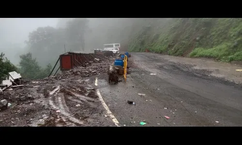 आंबा घाटातून प्रवास अजूनही धोकादायक