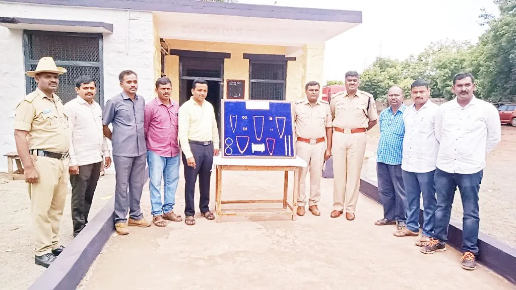 तीन घरे फोडणाऱया चोरटय़ाला अटक : लाखोंचा ऐवज जप्त