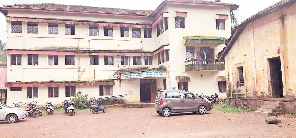 वाळपई सरकारी उच्च माध्यमिक इमारतीला तडे