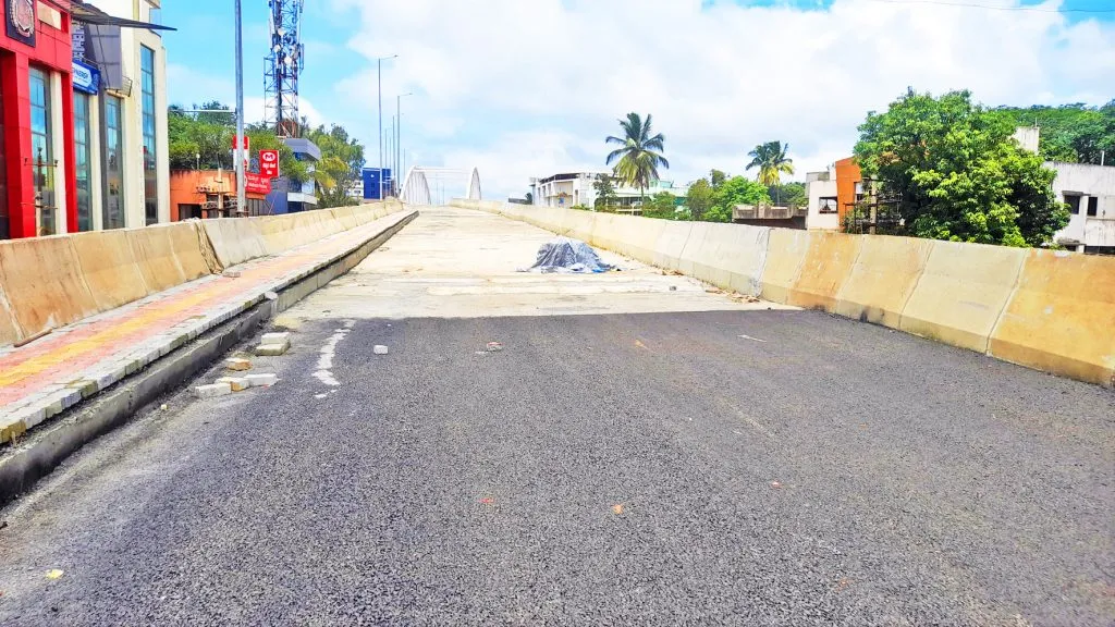 उड्डाणपुलाचे काम पुन्हा संथगतीने