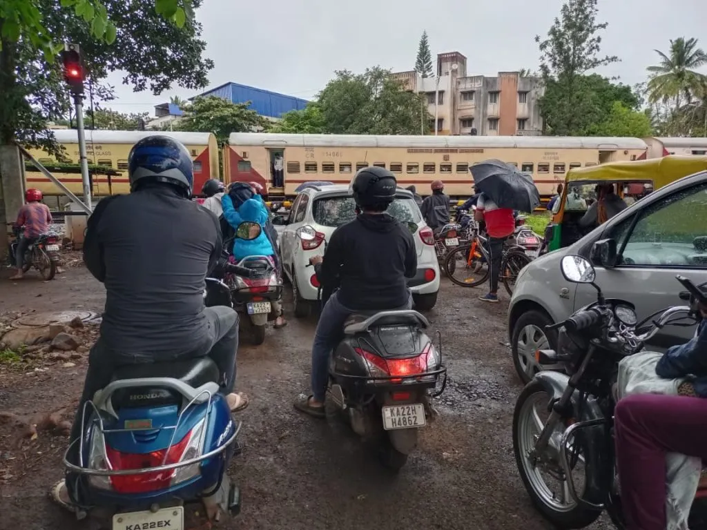 टिळकवाडी येथे 25 मिनिटे थांबली एक्सप्रेस