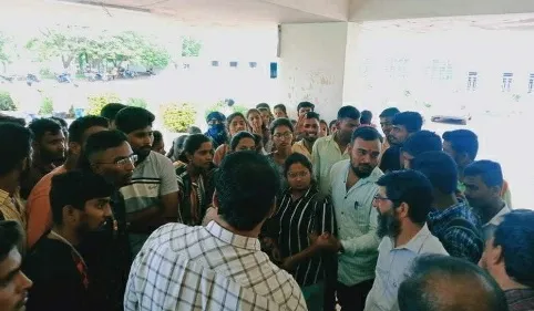 करमाळा येथे परीक्षेला बसलेल्या विद्यार्थ्यांच्या उत्तरपत्रिका काढून घेतल्याने गोंधळ