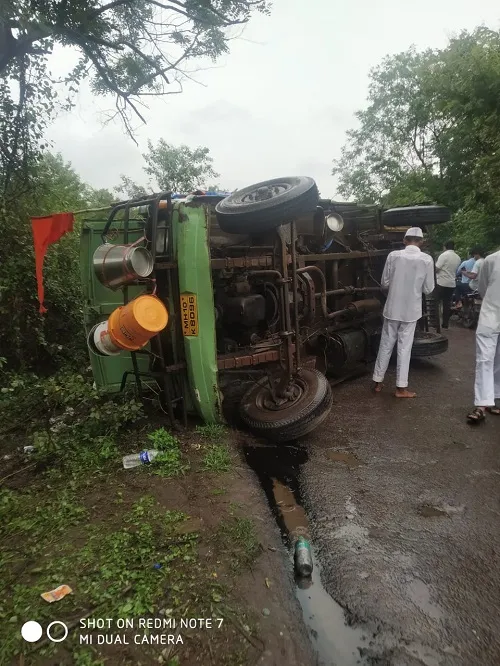 Sangli; मणेराजूरीनजीक वारकऱ्यांना घेवून जाणारा टेम्पो उलटला, शिराळ्याचे वारकरी जखमी