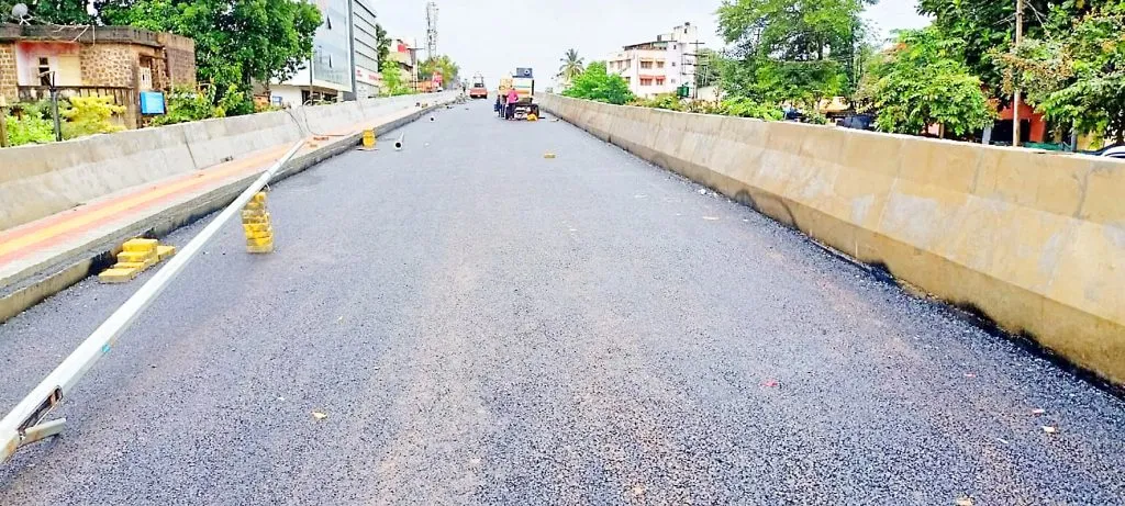 उड्डाणपुलाच्या डांबरीकरणाचे काम पूर्ण
