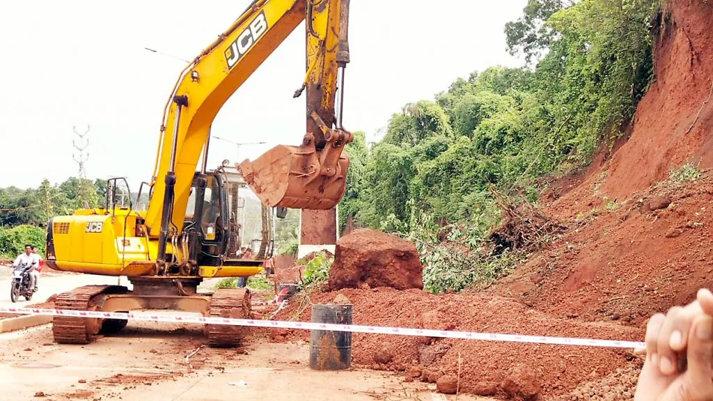 महाखाजन धारगळ येथे महामार्गावर दरड कोसळली