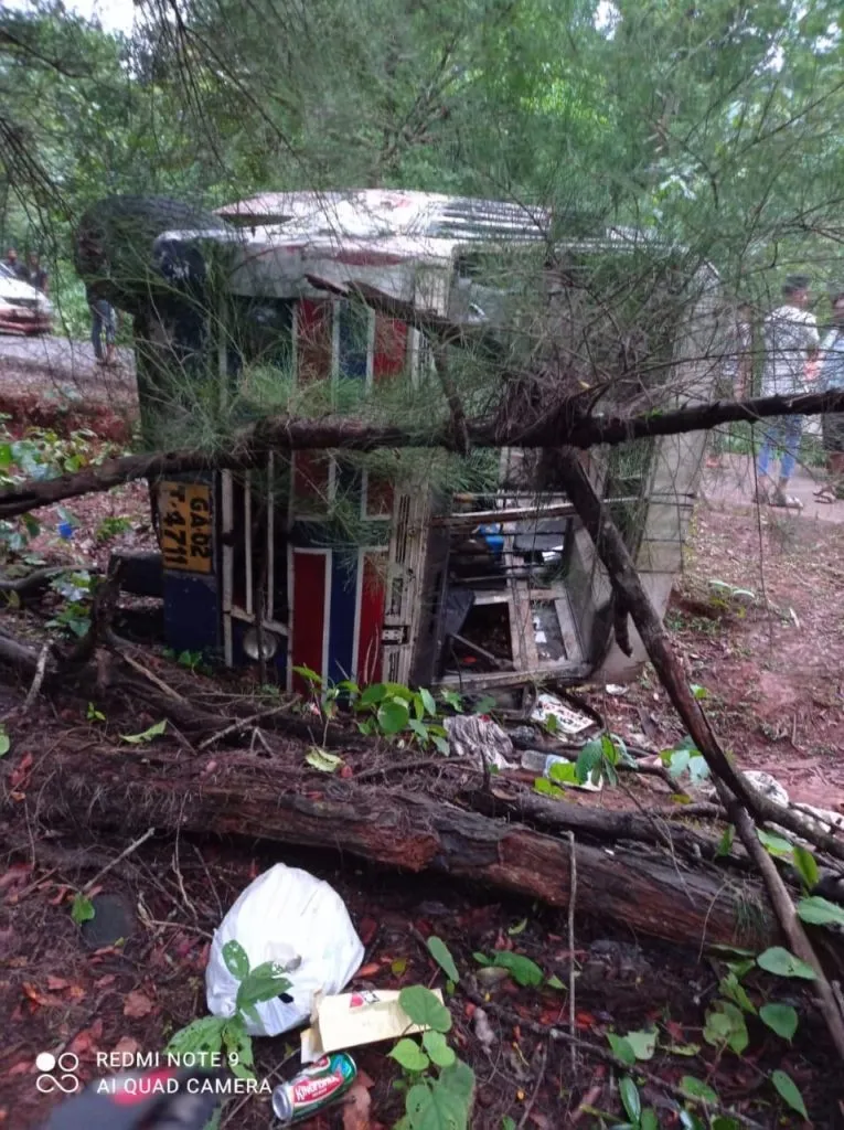 बेंडला येथे पर्यटक बस उलटून बाराजण जण जखमी