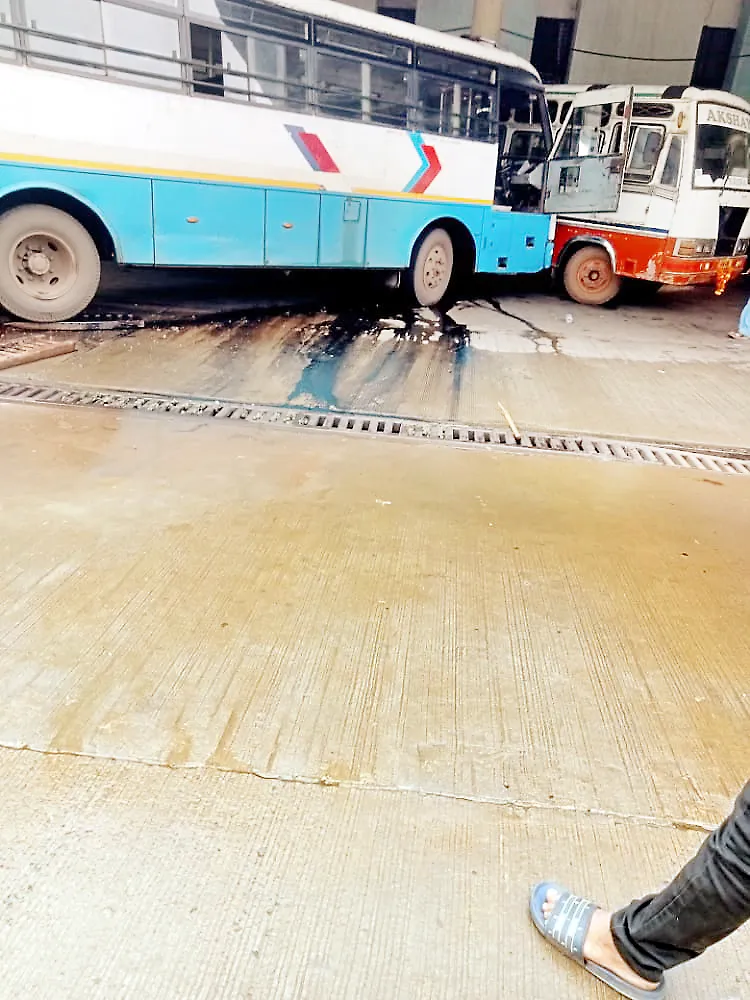 स्टीअरिंगवरील ताबा गेल्याने कदंबची दोन बसेसना धडक