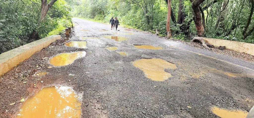 कर्नाटकात चोर्ला घाट रस्त्याची झालीय चाळण!